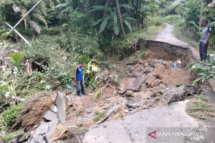 Jalan antar desa di Abdya putus akibat hujan deras