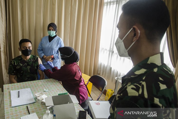 Vaksinasi COVID-19 bagi TNI AU di Bandung 