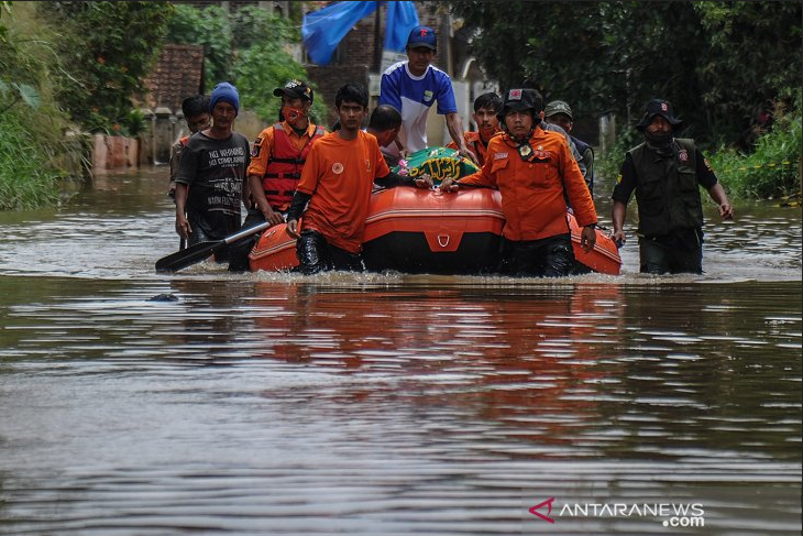 Evakuasi jenazah di wilayah banjir