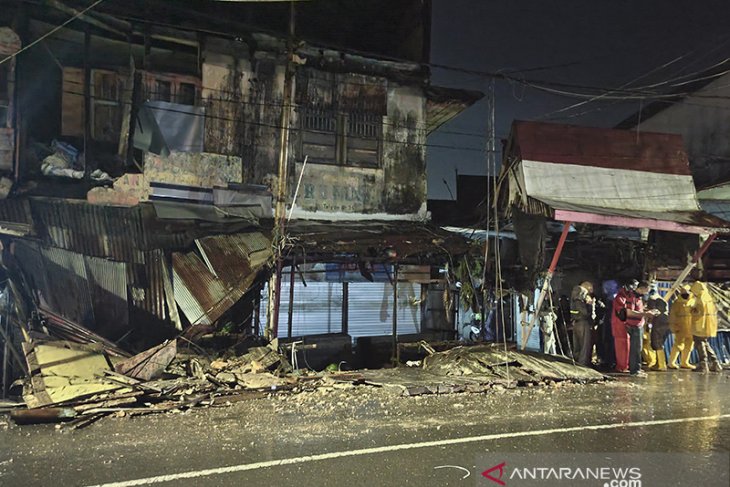 Dinding Bangunan Di Kawasan Pasar Ujung Murung