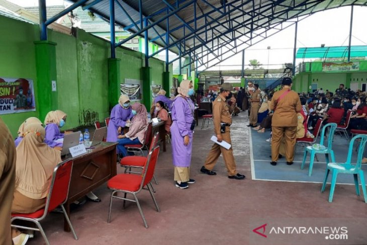 6.097 guru di Kota jambi di vaksin COVID-19