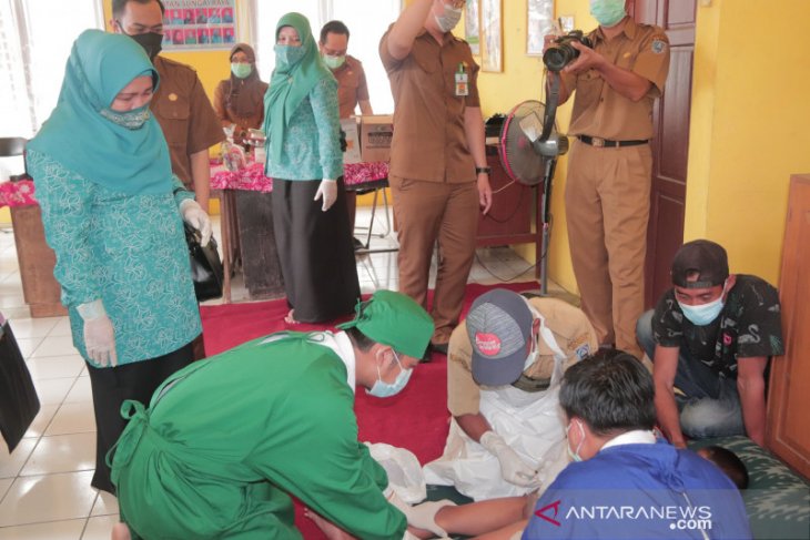 150 anak di HSS ikuti khitanan massal PKK