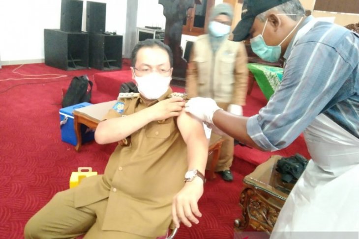 Bupati Mukomuko terima suntikan vaksin COVID-19