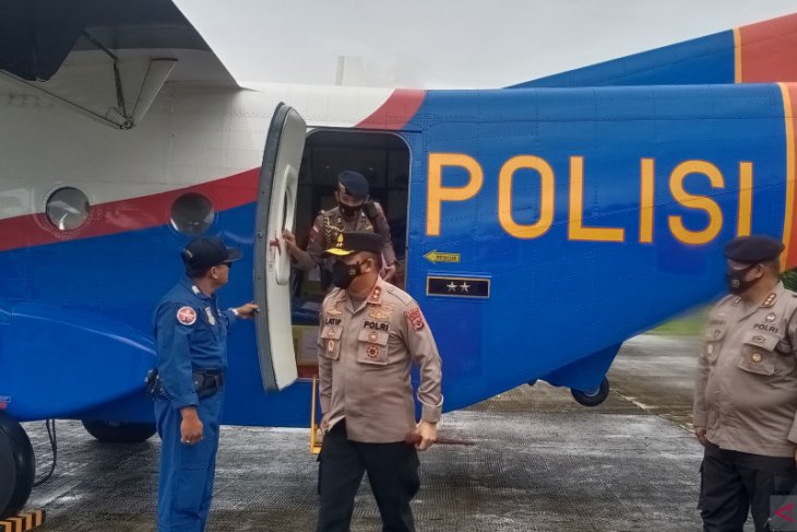 Kapolda NTT pergi ke Adonara serahkan bantuan logistik