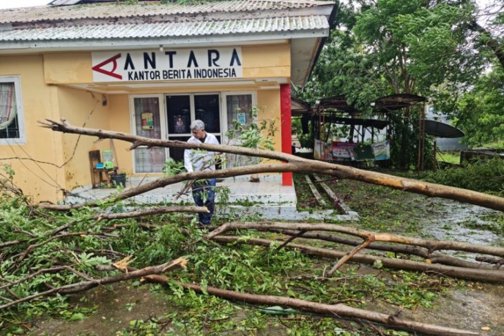Listrik belum menyala, warga Kupang bayar Rp5 ribu untuk mengecas telepon seluler