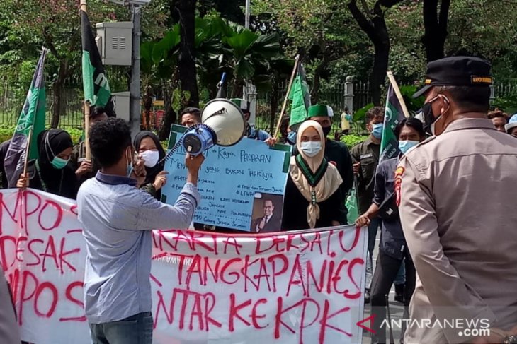 Massa demo di Balai Kota tuntut KPK usut Anies