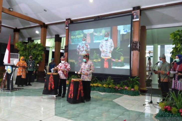Di hadapan puluhan