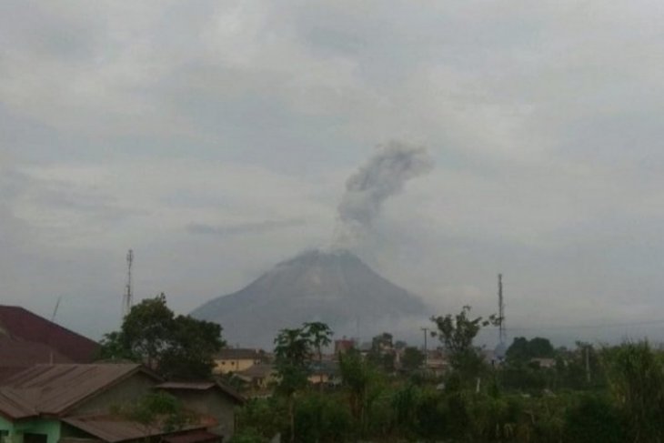 Gunung Sinabung kembali semburkan abu vulkanik