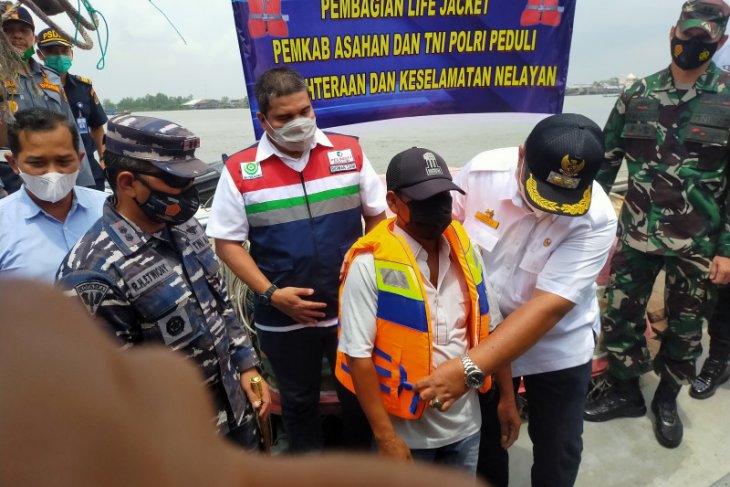 Wabup Asahan bersama Danlanal tinjau potensi maritim Bagan Asahan