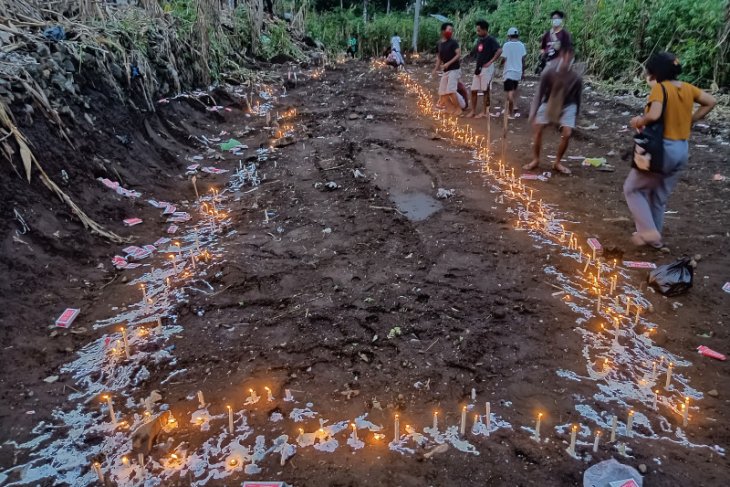 Jenazah korban tanah longsor di Lama Nele NTT dimakamkan massal