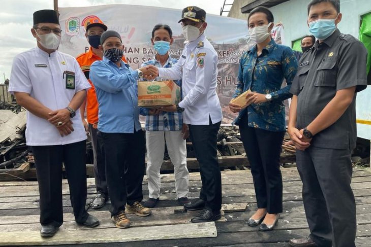 Wabup Kapuas Hulu serahkan bantuan korban kebakaran di pesisir Kapuas