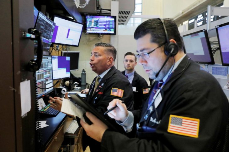 Wall Street jatuh, S&P 500 masih mendekati rekor penutupan tertinggi