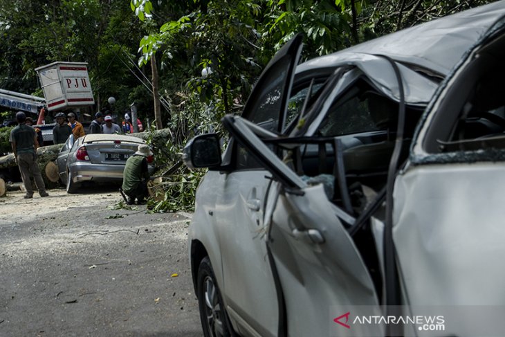 Dampak angin kencang di Bandung 