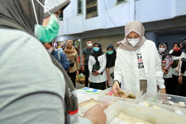 Bupati Banyuwangi berharap pasar takjil Ramadhan bisa dorong pemulihan ekonomi warga