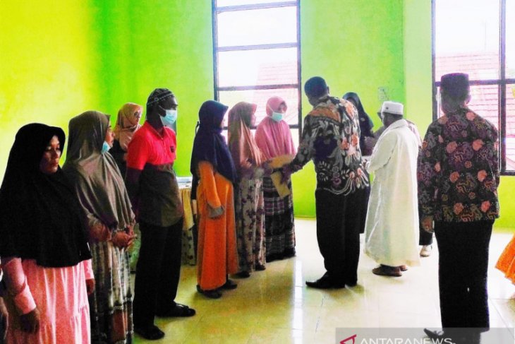 Kemenag Aceh Singkil Serahkan Zakat Untuk 39 Fakir Miskin Dan 20