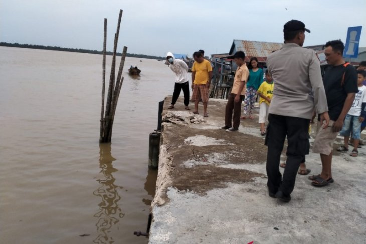 Kapal tabrak dermaga Kampung Laut di Tanjabtim