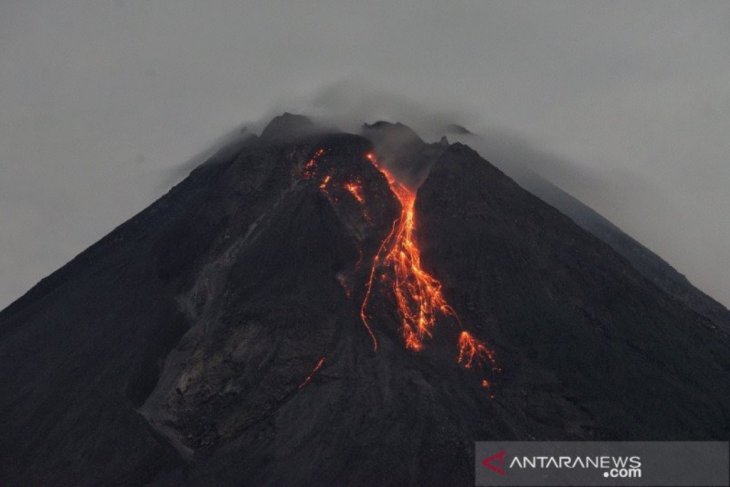Masih status Siaga, Gunung Merapi luncurkan lima kali guguran lava pijar ke barat daya