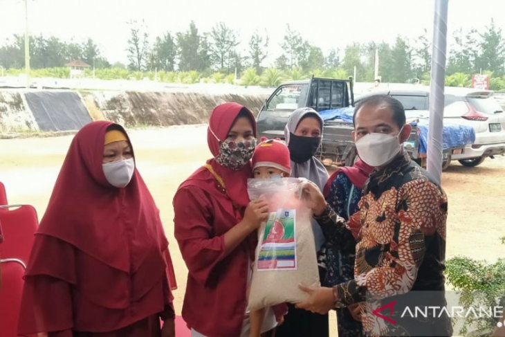 Bupati Bangka bagikan 300 paket sembako