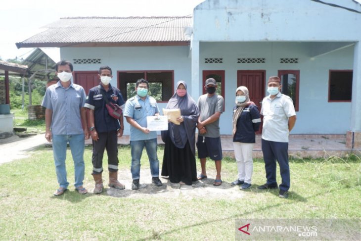 PT Timah Bantu Buat Pagar TPA Hingga Perbaiki Jalan Warga di Bangka Barat