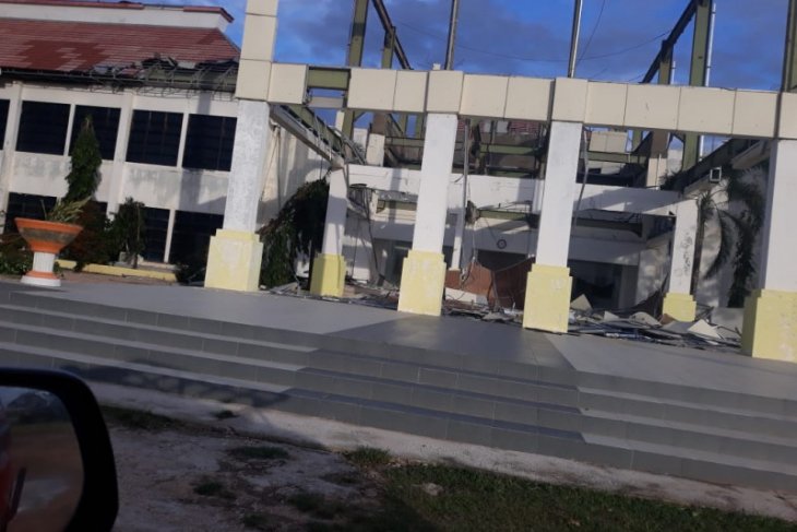 Ratusan warga masih mengungsi dampak badai Seroja