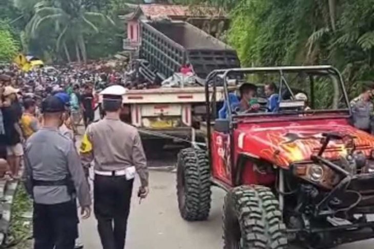 Rangkaian truk kontainer hantam minibus dan truk bermuatan santri, satu orang tewas