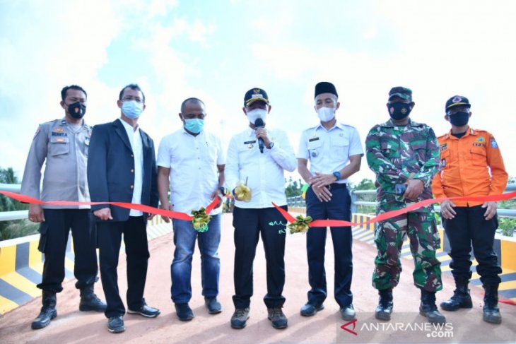 Bupati Bangka apresiasi pembangunan jembatan gantung di Belinyu