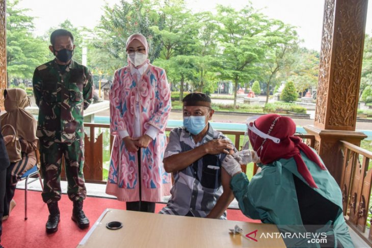 Pemkab Purwakarta mulai lakukan vaksinasi COVID-19 untuk warga lansia