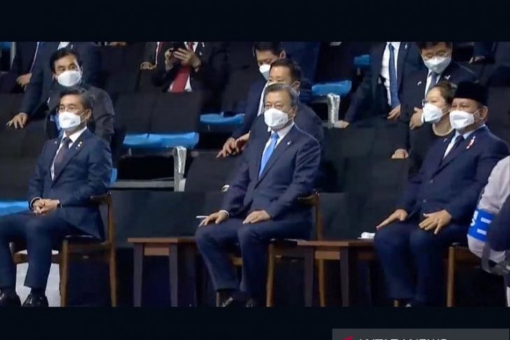 Defense minister attends KFX/IFX jet fighter rollout in South Korea