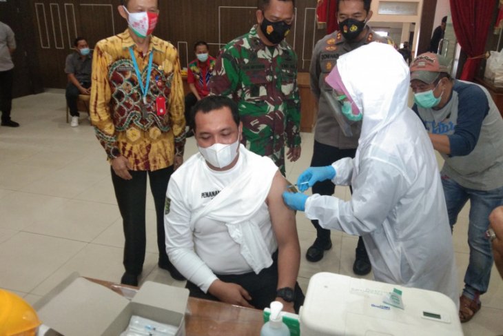 Wali Kota disuntik vaksin tahap pertama