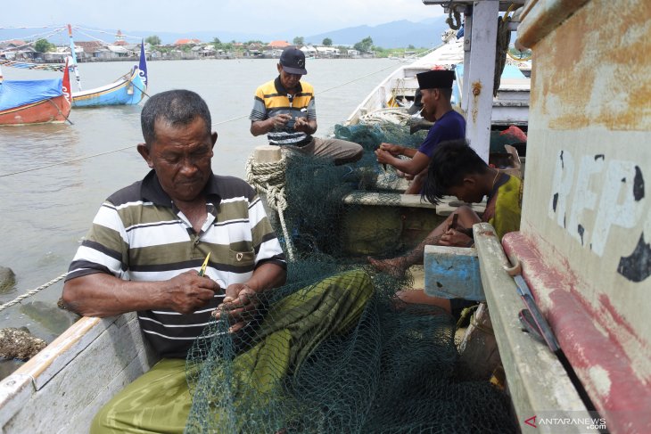 Nelayan Perbaiki Jaring