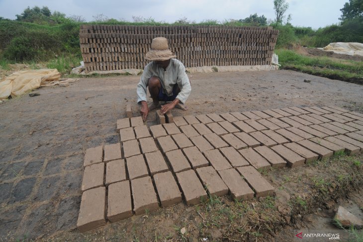 Produksi Batu Bata Terkendala Cuaca 