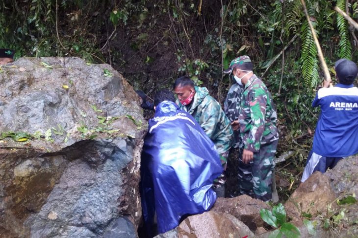 Suami istri tertimpa batu besar dari tebing akibat gempa