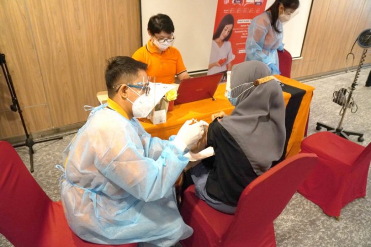 Pedagang di Pasar Modern Paramount Gading Serpong ikuti vaksinasi