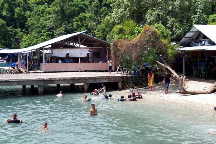 Warga Kota Ternate penuhi objek wisata pantai