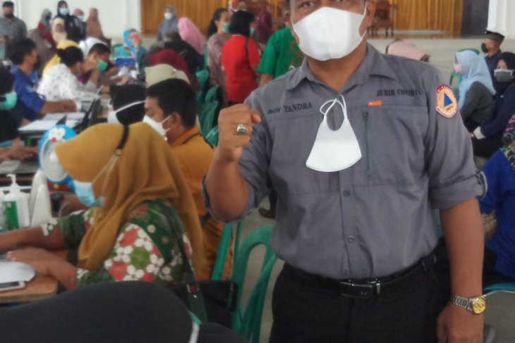 Some 936 teachers in Bangka have received first shots: task force