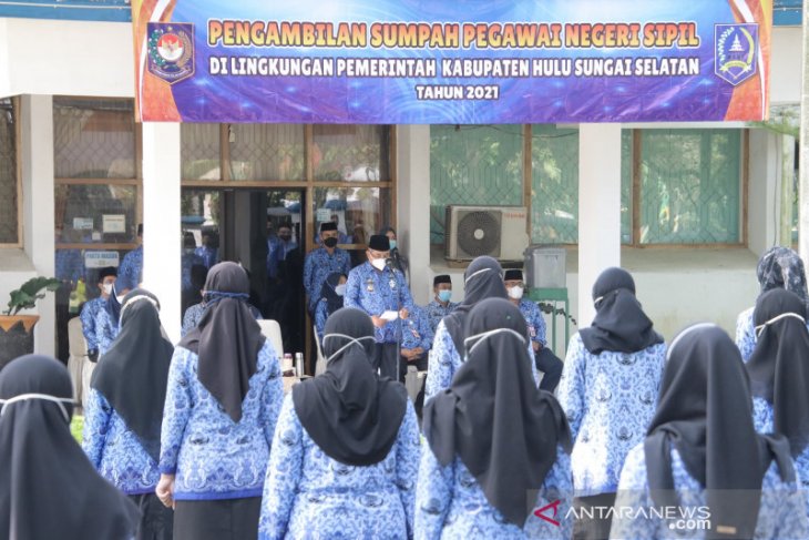 174 orang PNS di lingkungan Pemkab HSS diambil sumpah