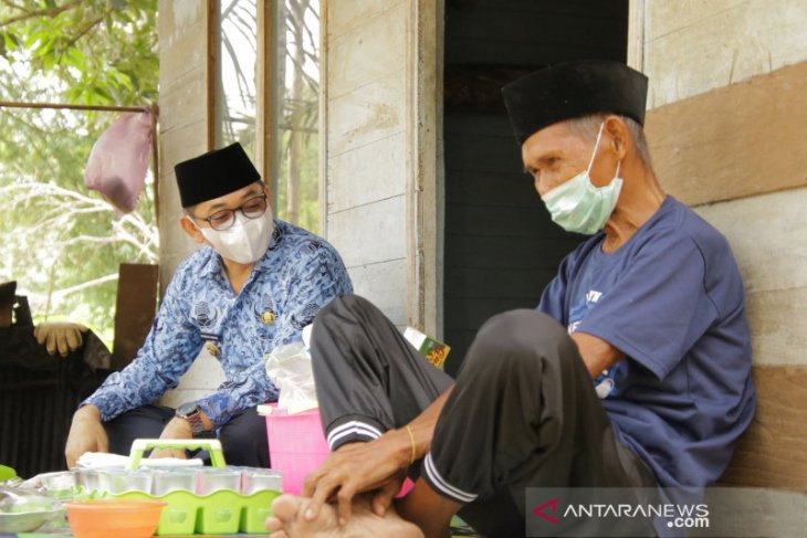 Ramadhan tiba, Wabup HSS kunjungi lansia asuh