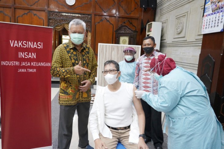 Sebanyak 3.000 insan industri jasa keuangan di Jatim divaksin