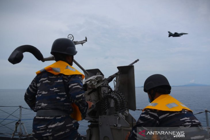 Pesawat temput TNI AU F-16 hadir saat latihan Operasi Amfibi 2021