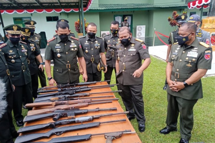 Pangdam XVI Pattimura apresiasi warga serahkan 106 pucuk senpi