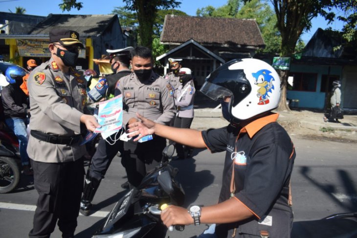 Polres Bondowoso mulai gelar Operasi Keselamatan Semeru 2021 sembari bagikan masker ke pengendara
