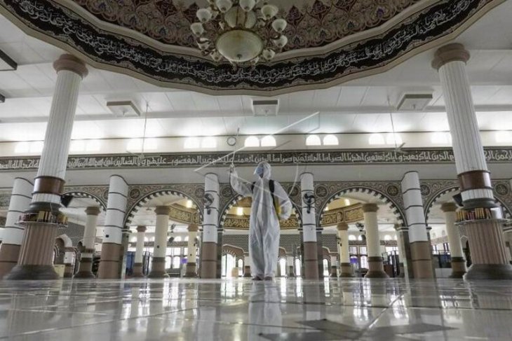 Penyemprotan disinfektan di masjid