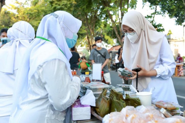 Terapkan prokes ketat, Pemkab Banyuwangi resmikan Pasar Takjil Ramadhan