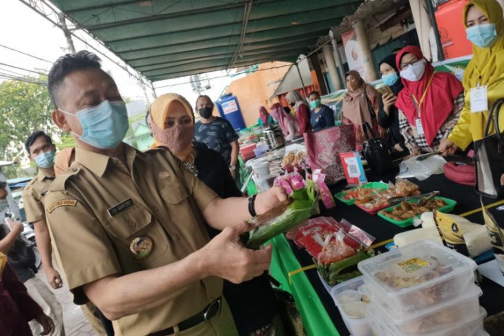 Edi Kamtono berbelanja takjil di Pasar Juadah milik pelaku UMKM