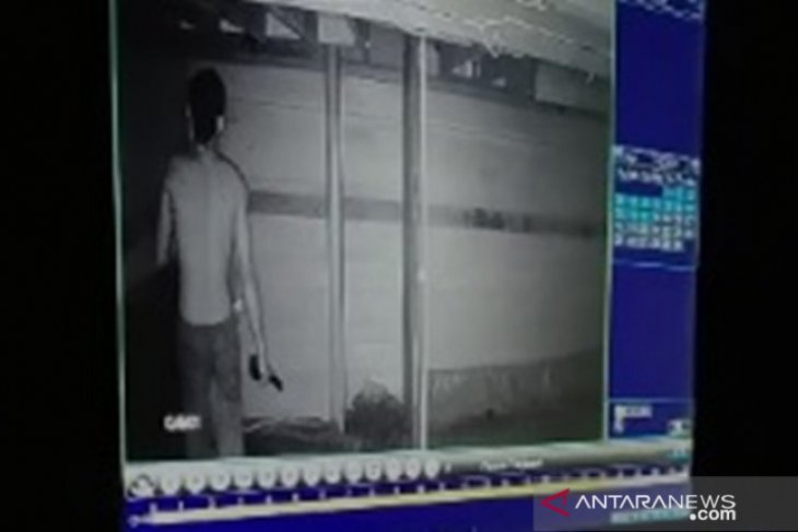 Terekam CCTV, maling di sarang walet HSS melarikan diri