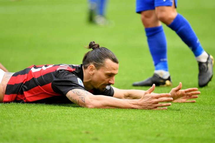 Zlatan Ibrahimovic dipastikan akan bermarkas di San Siro untuk semusim lagi