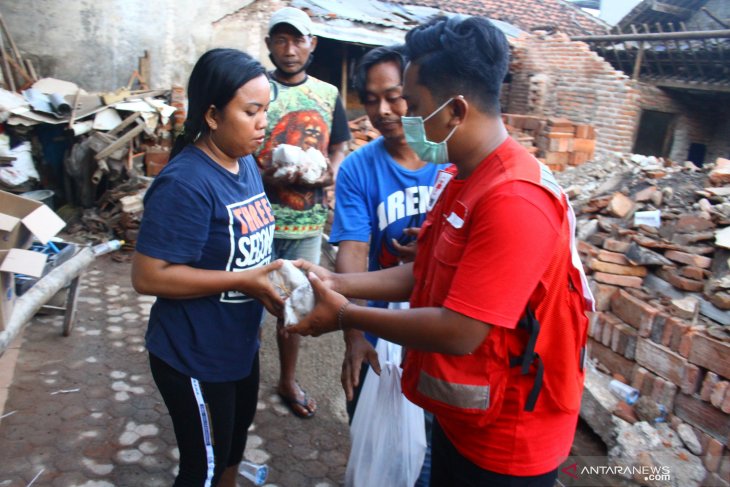 Buka Puasa Pertama Pengungsi Gempa Malang