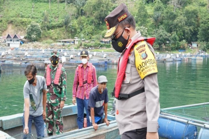 KJA di Parapat Danau Toba
