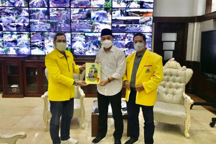 Partai Golkar serahkan buku aspirasi ke wali kota Surabaya