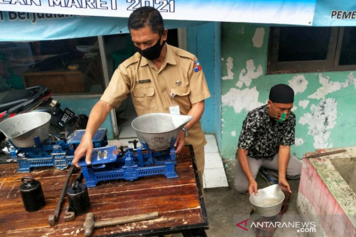 Perumda PPJ lakukan operasi tera timbangan di 12 pasar di Kota Bogor